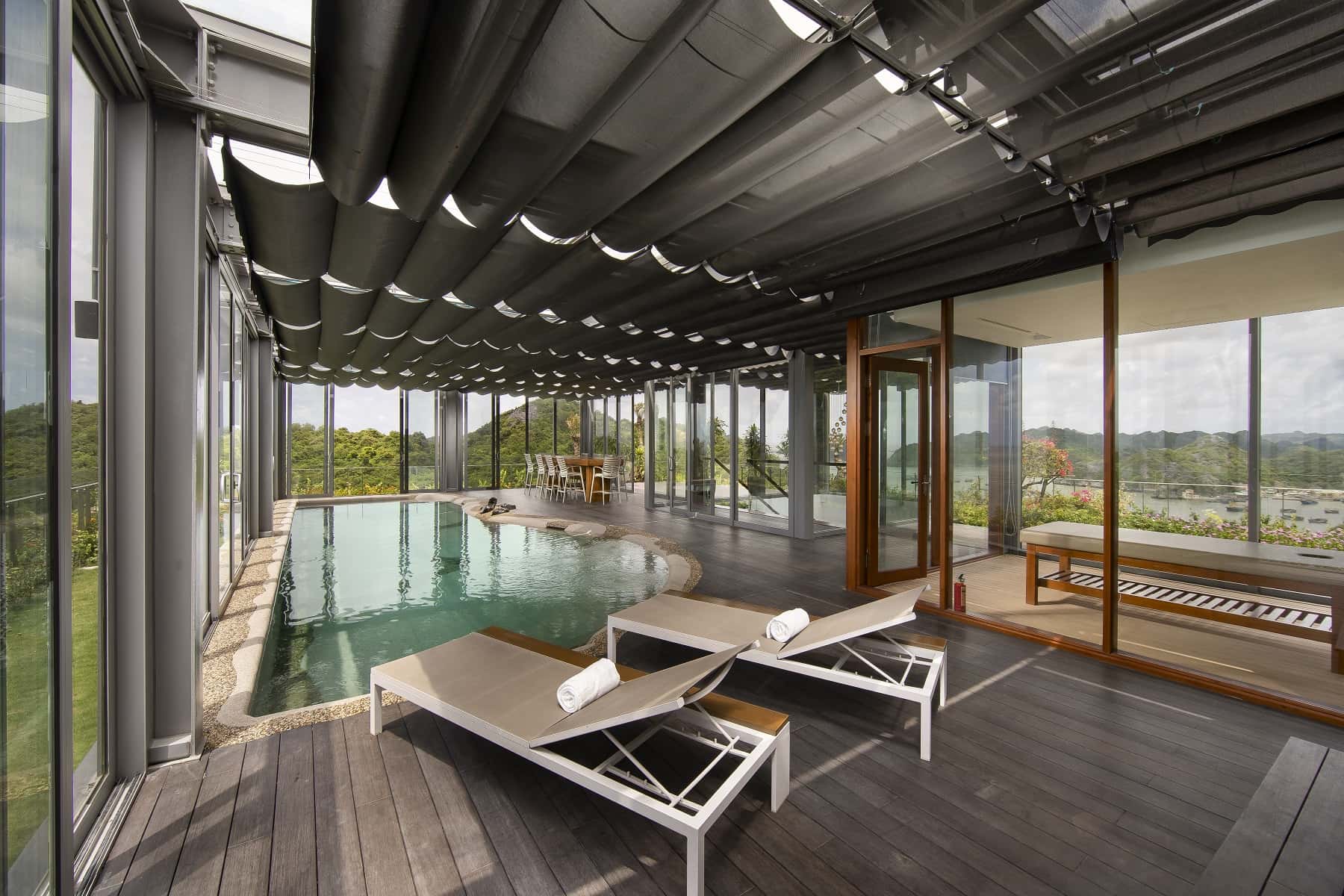 Bể bơi bốn mùa hiện đại Presidential Sky Villa Cát Bà