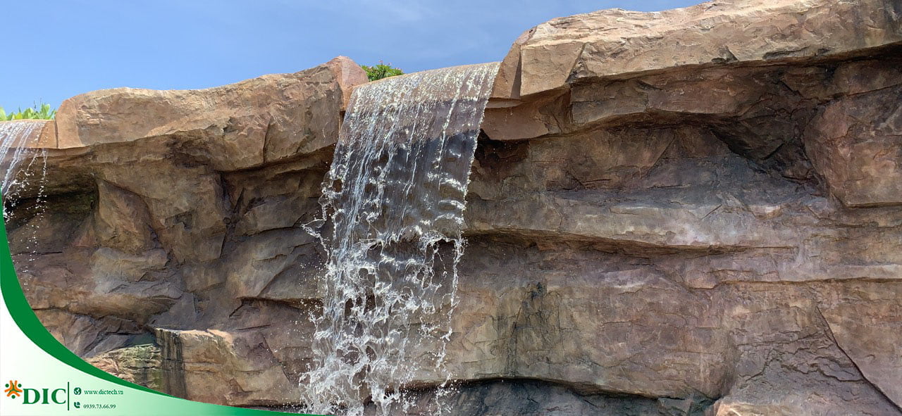 Dòng nước thác tràn chảy liên tục