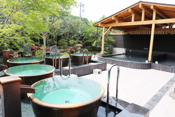 Bể onsen ngoài trời