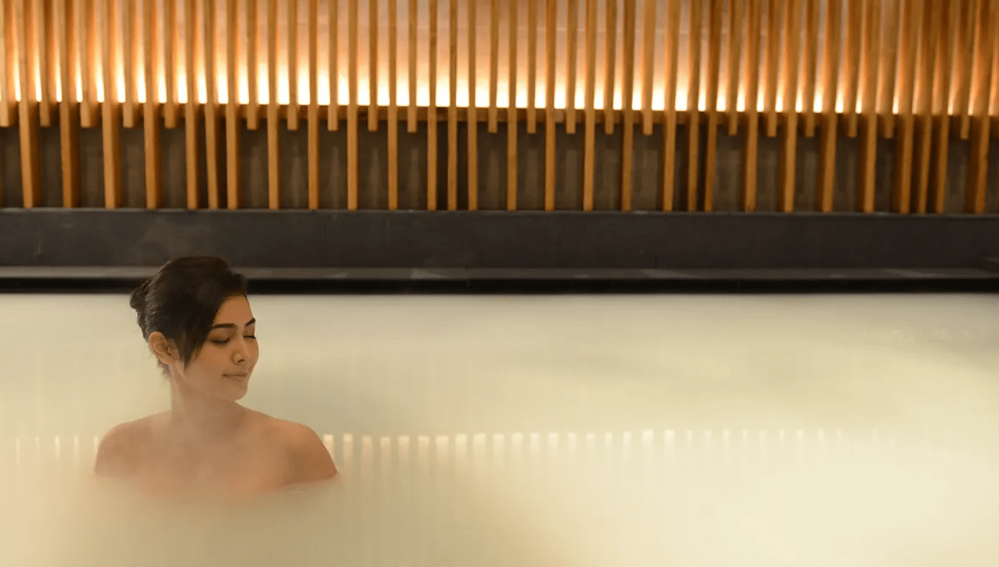 Bể tắm onsen nhân tạo màu trắng sữa