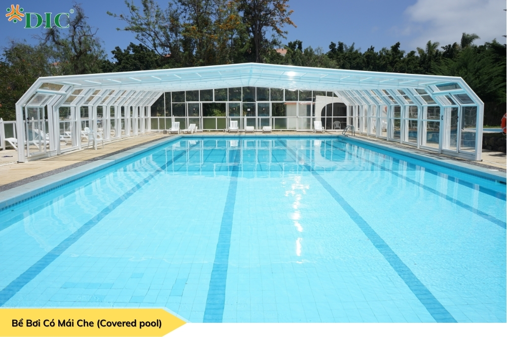 Bể bơi kinh doanh có mái che, giúp nước có độ sạch tốt hơn