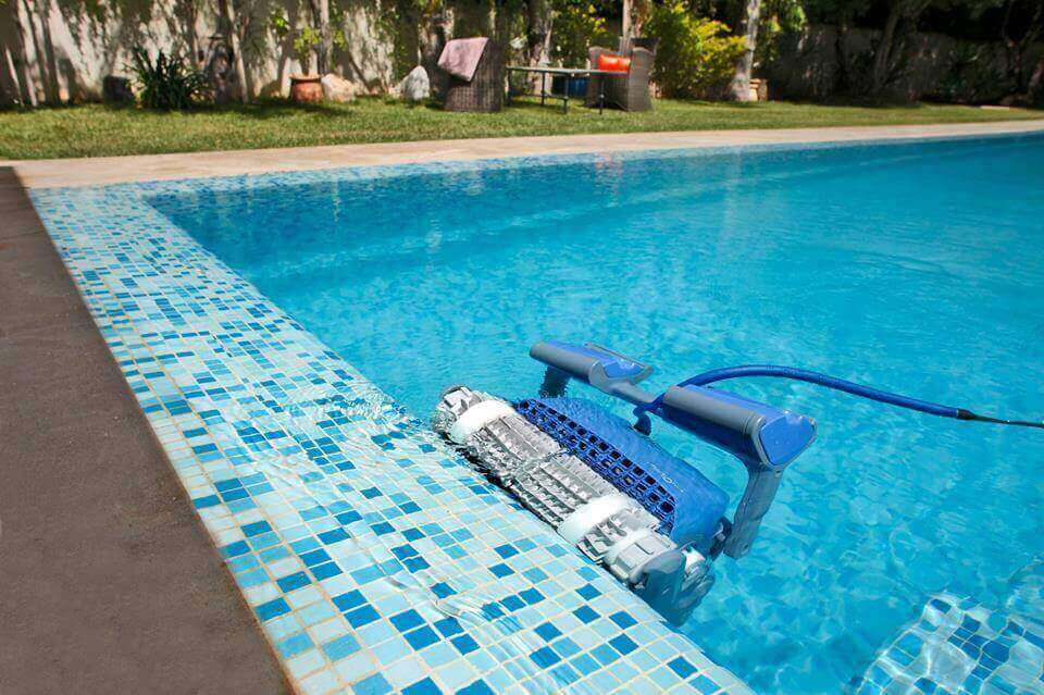 Robot vệ sinh bể bơi nhỏ nhưng có võ