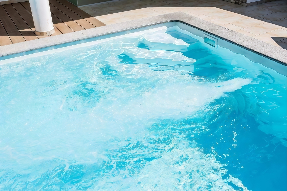 Bể bơi ngược dòng: Giải pháp bơi “vô tận” trong không gian tối giản