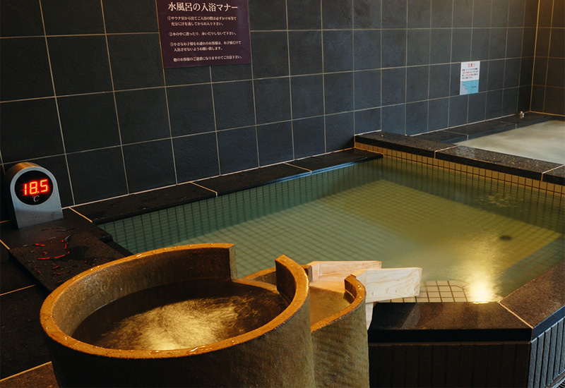 Bể onsen ngâm lạnh trong mô hình spa trị liệu