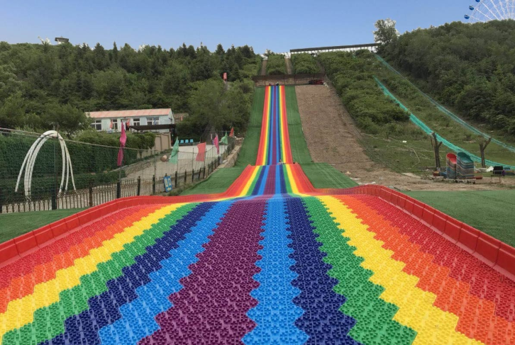 Thảm Trượt Cầu Vồng: Điểm Nhấn Viral, Bùng Nổ Doanh Thu.